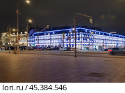 Трубная площадь, дом 2 с вечерней подсветкой. Редакционное фото, фотограф Алёшина Оксана / Фотобанк Лори