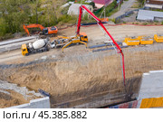 Construction concrete pump (pump truck) delivers concrete into the concrete wall screed. View from above. Стоковое фото, фотограф Евгений Ткачёв / Фотобанк Лори