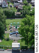 KUIBYSHEV, RUSSIA - JUNE 22, 2024: Park with a carousel, ice cream stand and small houses in summer. Inscriptions: water, lemonade, cappuccino, latte, toys, strawberries. Редакционное фото, фотограф Сергей Фролов / Фотобанк Лори