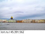 Город Санкт-Петербург. Вид на Английскую набережную. Здание Конституционного Суда Российской Федерации и дом графини А. Г. Лаваль (2023 год). Стоковое фото, фотограф Александр Тараканов / Фотобанк Лори