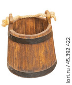 Деревянная бадья на белом фоне. Wooden bucket isolated on white background. Стоковое фото, фотограф Татьяна Д / Фотобанк Лори