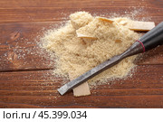 blade of sharp chisels with sawdust. Стоковое фото, фотограф Сергей Толмачёв / Фотобанк Лори