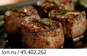 Вкуснейшие жареные бараньи отбивные с травами и приправами для изысканного обеда. Стоковое AI-изображение, AI-художник ФотоИнтеллект / Фотобанк Лори