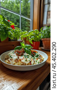 Вкуснейшие шпецле с плавленым сыром и зеленью у солнечного окна. Стоковое AI-изображение, AI-художник ФотоИнтеллект / Фотобанк Лори