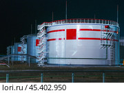 Нефтяные цистерны ( ночная фотосъемка ) Стоковое фото, фотограф Павел Просянов / Фотобанк Лори