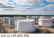 Нефтяные цистерны. Стоковое фото, фотограф Павел Просянов / Фотобанк Лори