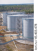 Нефтяные цистерны. Стоковое фото, фотограф Павел Просянов / Фотобанк Лори