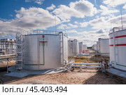 Нефтяные цистерны. Стоковое фото, фотограф Павел Просянов / Фотобанк Лори