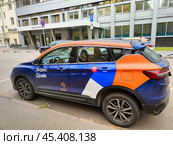 Синий автомобиль Geely Coolray каршеринг "Яндекс Драйв" в Москве у здания "Билайн" Редакционное фото, фотограф Мария Сергеева / Фотобанк Лори