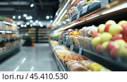 Хорошо освещенный проход в супермаркете, заполненный свежими продуктами, упакованными товарами и различными бакалейными товарами, демонстрирующий современный опыт розничного шопинга. Стоковое AI-изображение, AI-художник ФотоИнтеллект / Фотобанк Лори