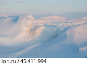 Winter arctic landscape. Ice hummocks on the frozen sea in the Arctic. View of snow and ice at sunset. Cold frosty winter weather. Harsh polar climate. Amazing nature in the far north in the Arctic. Стоковое фото, фотограф Андрей Степанов / Фотобанк Лори