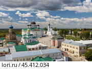 Город Арзамас, Нижегородская область, Россия. Красивый городской пейзаж с православными храмами. Вид сверху на Соборную площадь, улицы, дома и церкви. В центре Кафедральный собор Воскресения Христова (Воскресенский собор). Справа Храм Казанской иконы Божией Матери. Слева Собор Николая Чудотворца (Никольский собор) и Церковь Богоявления Господня (Богоявленская церковь) на территории Свято-Николаевского женского монастыря. Архитектурные и туристические достопримечательности в историческом центре Арзамаса. (2024 год). Редакционное фото, фотограф Андрей Степанов / Фотобанк Лори