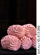 Cranberry marshmallows or marshmallows with a cup of tea. Natural Dietary Marshmallows. Стоковое фото, фотограф Ирина Ручушкина / Фотобанк Лори