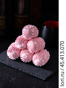 Cranberry marshmallows or marshmallows with a cup of tea. Natural Dietary Marshmallows. Стоковое фото, фотограф Ирина Ручушкина / Фотобанк Лори