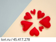 Красные фетровые сердца с белыми стежками. Стоковое фото, фотограф Дорощенко Элла / Фотобанк Лори