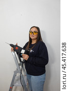 Женщина с перфоратором на стремянке. The girl with a perforator on a ladder. Стоковое фото, фотограф Юрий Пуликов / Фотобанк Лори