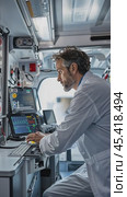 Paramedic using medical equipment in ambulance during emergency. Стоковое AI-видео, аниматор Юрий Поздников / Фотобанк Лори