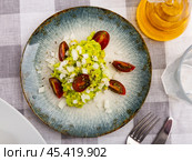 Pile of guacamole on plate, sprinkled with chopped hot onions, decorated with slices of tomatoes. Стоковое фото, фотограф Яков Филимонов / Фотобанк Лори
