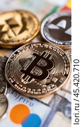 Концепция криптовалюты и глобальной экономики с биткоином и различными токенами на красочном фоне. Стоковое AI-изображение, AI-художник ФотоИнтеллект / Фотобанк Лори
