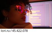Перегруженный работой молодой профессионал в технологической среде с неоновым освещением. Стоковое AI-изображение, AI-художник ФотоИнтеллект / Фотобанк Лори
