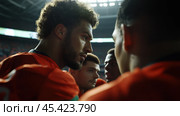 Командная встреча на спортивной арене с игроками в зеленой форме для спортивной мотивации и концепций сплочения команды. Стоковое AI-изображение, AI-художник ФотоИнтеллект / Фотобанк Лори