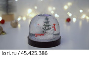 Snow globe with polar bears. Стоковое видео, видеограф Мария Паина / Фотобанк Лори