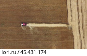 Top view of combine on harvest field. Стоковое видео, видеограф Михаил Коханчиков / Фотобанк Лори