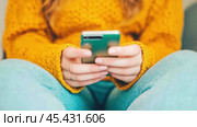 Молодая женщина использует смартфон в непринужденной атмосфере для цифровых медиа и общения. Стоковое AI-изображение, AI-художник ФотоИнтеллект / Фотобанк Лори