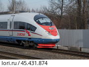 Кабина скоростного электропоезд ЭВС1-11 пасмурным мартовским днем. Станция Славянка, Ленинградская область (2024 год). Редакционное фото, фотограф Виктор Карасев / Фотобанк Лори