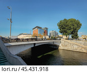 Sluice embankment to the Maly Krasnokholmsky Bridge (2023 год). Редакционное фото, фотограф Саблин Станислав / Фотобанк Лори