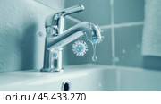 Крупный план водопроводного крана, из которого течет вода, полная вредных бактерий и вирусов, что иллюстрирует опасность загрязнения воды и риски для здоровья населения. Стоковое AI-изображение, AI-художник ФотоИнтеллект / Фотобанк Лори