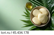 Минималистская плоская выкладка традиционных малайзийских закусок хари рая с пальмовыми листьями. Стоковое AI-изображение, AI-художник ФотоИнтеллект / Фотобанк Лори