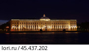 Академия художеств, главное здание (ночной снимок). Санкт-Петербург, Университетская набережная, 17 литера Ц (2019 год). Редакционное фото, фотограф Алексей Иванов / Фотобанк Лори