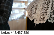 Church candle in female hands, baptism in the Orthodox Church - 08.15.2020. Стоковое видео, видеограф Дмитрий Нечаев / Фотобанк Лори
