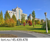 Казань. Главный фасад здания гостиничного  комплекса «Биляр Палас» (Bilyar Palace Hotel) и парк 1000-летия осенью в солнечный день. (2018 год). Редакционное фото, фотограф Клавдия Васильева / Фотобанк Лори