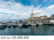 Город Сочи, Краснодарский край, Россия. Морской пейзаж с видом на Морской порт на фоне облаков (2023 год). Редакционное фото, фотограф Игорь Низов / Фотобанк Лори