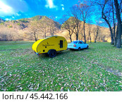 Кемпер капля, "НеЧайка". Отдых на природе. Прицеп кемпер желтый. Вместо палатки.Camper drop, "Nechayka". Outdoor recreation. The camper trailer is yellow. Instead of a tent. 露营下降，"Nechayka"。 户外娱乐。 露营拖车是黄色的。 而不是帐篷。 Редакционное фото, фотограф Денис Баданин / Фотобанк Лори