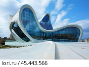 Heydar aliyev center reflecting modern architecture in baku azerbaijan. Стоковое AI-изображение, AI-художник Иван Рябоконь / Фотобанк Лори