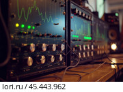 Vintage analog oscilloscope showing a green waveform on its screen. Стоковое AI-изображение, AI-художник Иван Рябоконь / Фотобанк Лори