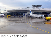 Пассажирские самолеты авиакомпании Utair в международном аэропорту Внуково, Москва (2021 год). Редакционное фото, фотограф Игорь Долгов / Фотобанк Лори