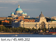 Город Казань, Республика Татарстан, Россия. Вид со стороны реки Казанки на Дворец земледельцев и Собор Казанской иконы Божией Матери (Казанский собор). Архитектурные достопримечательности Казани. Путешествие в Татарстан. (2024 год). Редакционное фото, фотограф Андрей Степанов / Фотобанк Лори