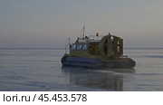 Hovercraft on frozen ice surface of Baikal lake. Стоковое видео, видеограф Михаил Коханчиков / Фотобанк Лори