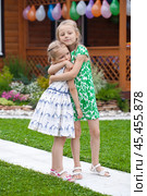 Two sisters family portrait on background of summer park. Стоковое фото, фотограф Андрей Аркуша / Фотобанк Лори
