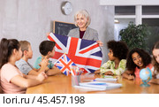 students listen to woman teacher who talks about Great Britain. Стоковое фото, фотограф Яков Филимонов / Фотобанк Лори
