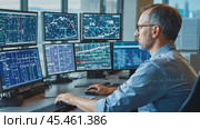 Network engineer monitoring servers in the data center. Стоковое AI-видео, аниматор Юрий Поздников / Фотобанк Лори