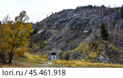 Вход в тунель в горе. Заилийское Алатау.  Город Алма-Ата (Алматы) Казахстан. Стоковое фото, фотограф Александр Тараканов / Фотобанк Лори