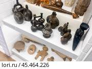 Showcase with aged artifacts in museum of ethnology in Barcelona, Spain (2022 год). Редакционное фото, фотограф Яков Филимонов / Фотобанк Лори