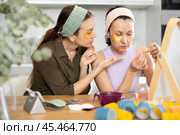 Adult and young women use eye patches. Стоковое фото, фотограф Яков Филимонов / Фотобанк Лори