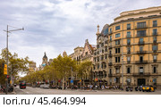Passage de Gracia avenue with its architectural buildings and shopping centers (2023 год). Редакционное фото, фотограф Яков Филимонов / Фотобанк Лори