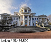 Санкт-Петербург. Россия. Главный вход в Елагиноостровский дворец с лестницей и каменными вазами, деревья с опавшими листьями по краям на фоне голубого неба с облаками в осеннем парке (2021 год). Стоковое фото, фотограф Елена Яворская / Фотобанк Лори